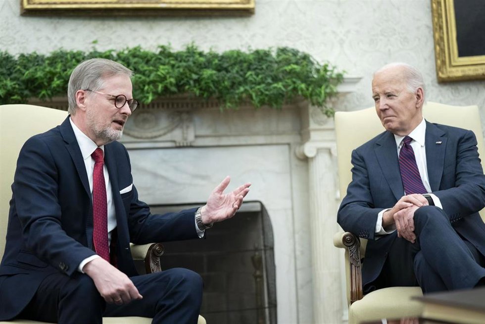 El presidente de EEUU, Joe Biden (derecha), y el primer ministro de República Checa, Petr Fiala (izquierda)