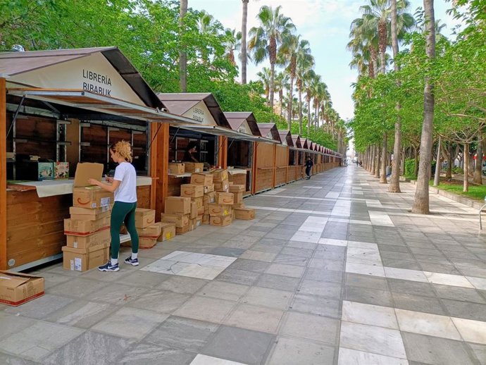 Libreros y editoriales se preparan para la 44º Feria del Libro de Almería en la Rambla Federico García Lorca.