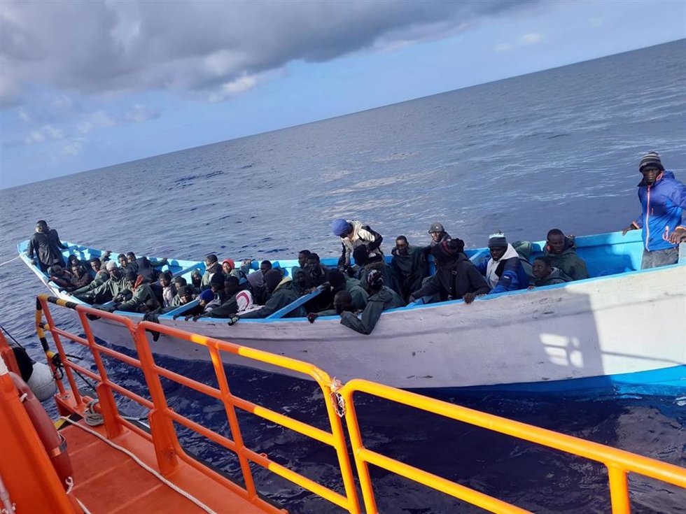 Salvamento Marítimo rescata un cayuco
