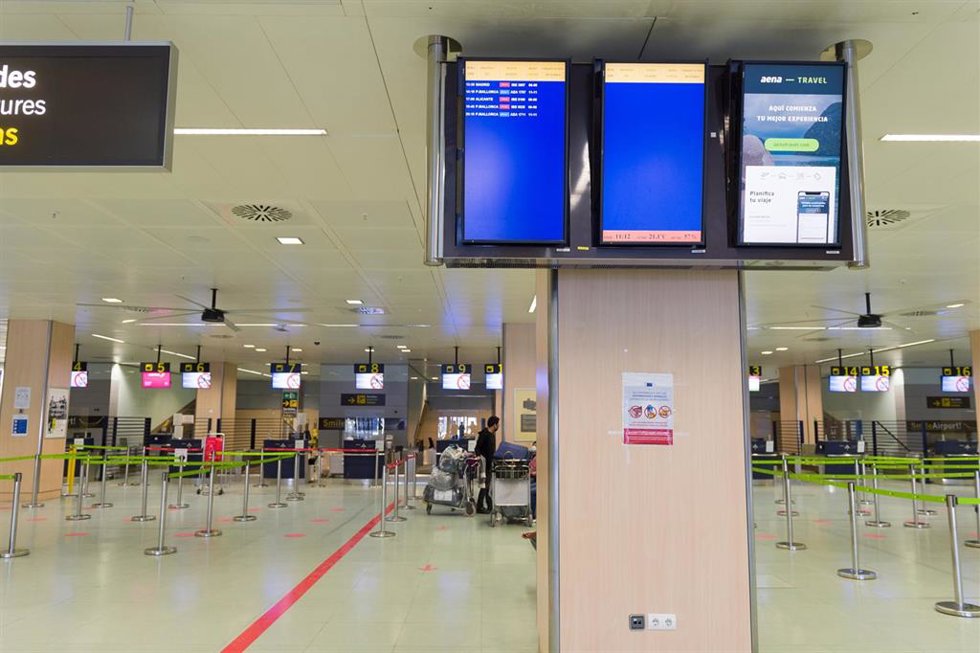 Archivo - Interior del Aeropuerto de Ibiza.