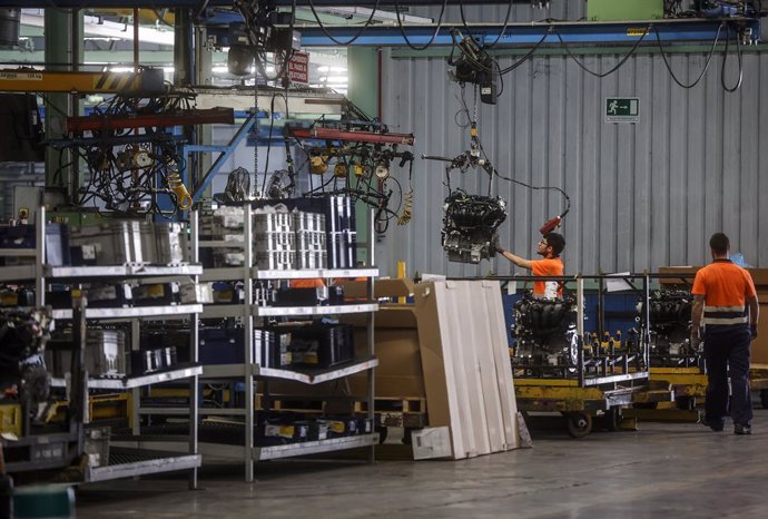 Archivo - Trabajadores en la fábrica de Ford en Almussafes