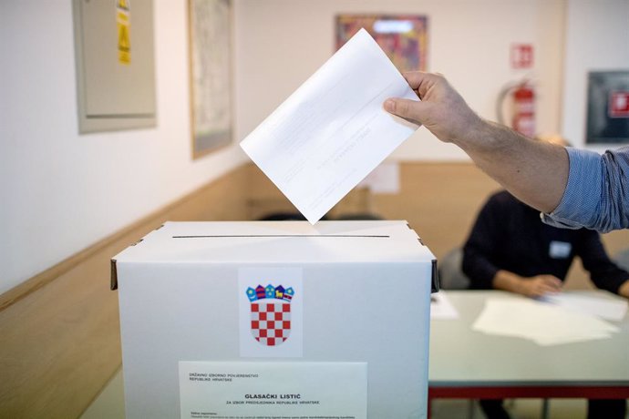 Archivo - ZAGREB, Dec. 22, 2019  Photo taken on Dec. 22, 2019 shows a ballot box at a polling station during the presidential election in Zagreb, capital of Croatia. Croatian voters began to cast their ballots in a presidential election at 7 a.m. local ti