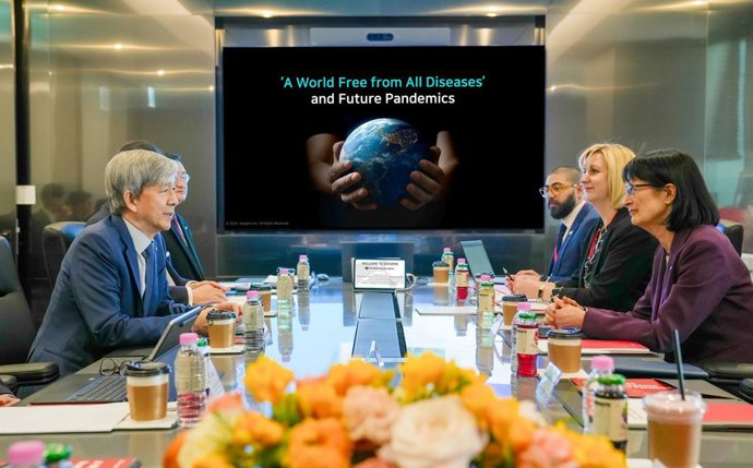 Seegene Founder & CEO Dr. Jong-Yoon Chun, left, and CEO of UK Health Security Agency (UKHSA) Prof. Dame Jenny Harries, far right, discuss ways to realize 'a world free from all diseases' at Seegene headquarters in Seoul on March 27.