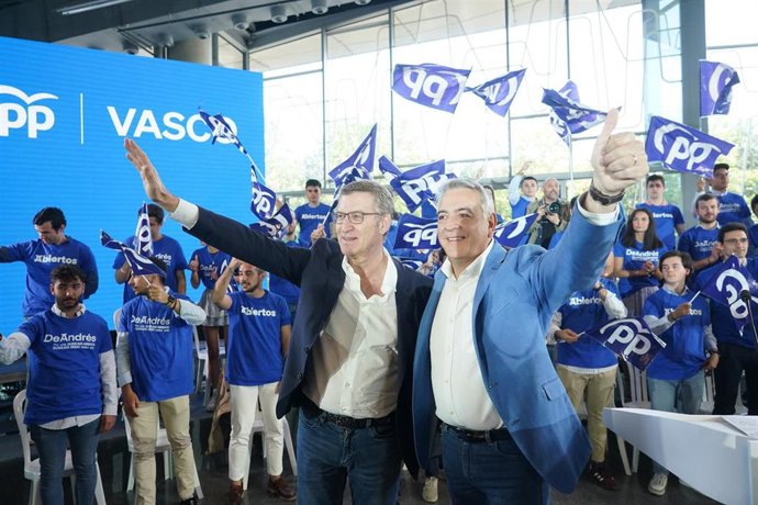 El presidente del Partido Popular, Alberto Núñez Feijóo (i), y el presidente del PP vasco y candidato del partido a Lehendakari, Javier de Andrés (d), saludan a su llegada a un acto de campaña del PP vasco, en el Palacio Euskalduna, a 14 de abril de 2024,