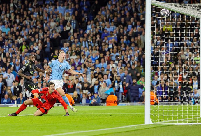 Archivo - Erling Haaland (9) of Manchester City shoots towards the goal and hits the bar, Antonio Rudiger and Thibaut Courtois of Real Madrid during the UEFA Champions League, Semi-finals, 2nd leg football match between Manchester City and Real Madrid on 