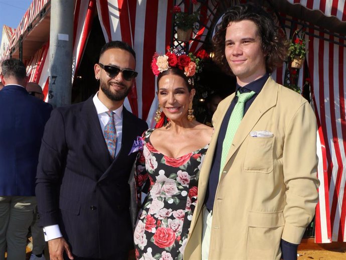 Manuel Cortés, Raquel Bollo y Bosco Martínez Bordiu en la Feria de Abril