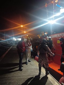 Efectivos de Cruz Roja en el Puerto de Alicante tras la llegada de una patera.