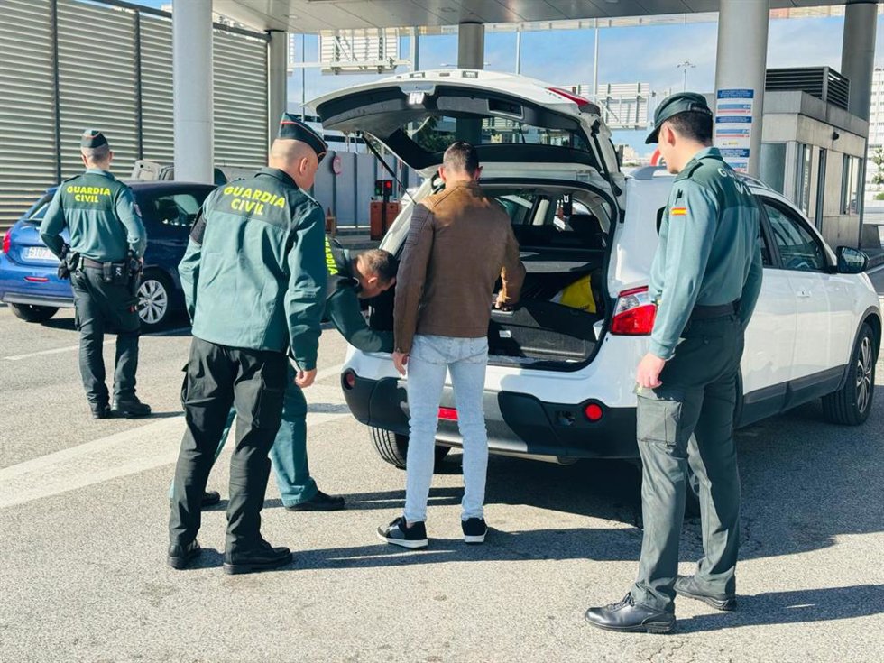 Agentes de la Guardia Civil en un control en el Puerto de Algeciras.