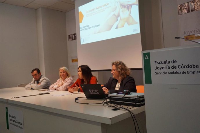 La delegada de Empleo, María Dolores Gálvez, y la presidenta de la Asociación de Joyeros, Milagrosa Gómez, durante la inauguración de la jornada.