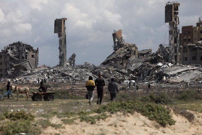 Edificios destruidos por bombardeos israelíes en la zona residencial de Asra, en el noroeste de Nuseirat, en la Franja de Gaza (archivo)