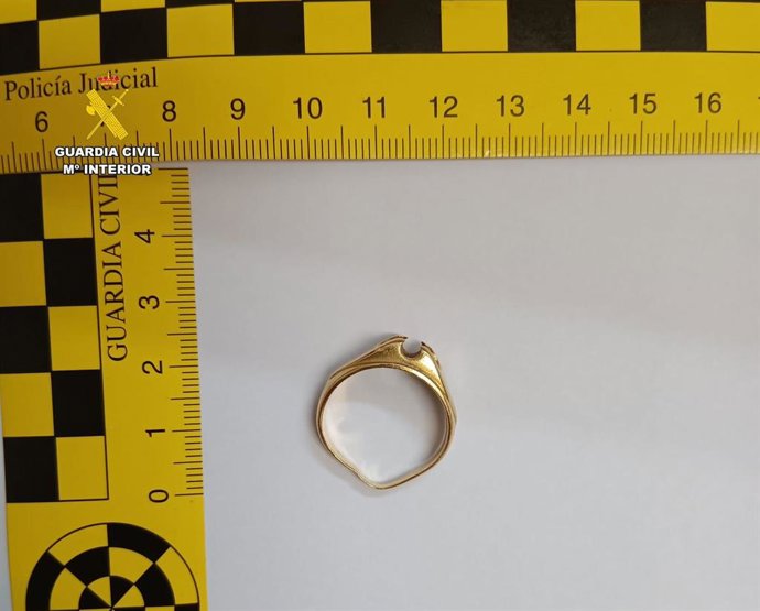 Archivo - Un anillo sustraído por el investigado por hurtos en el gimnasio de Saldaña (Palencia).