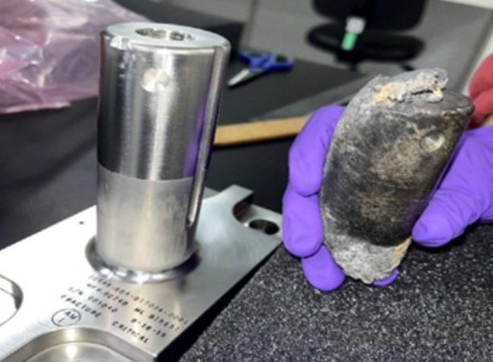 Soporte recuperado del equipo de apoyo de vuelo de la NASA utilizado para montar baterías de la Estación Espacial Internacional en una plataforma de carga.