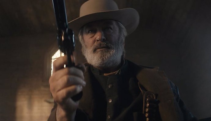 Archivo - Alec Baldwin sujeta un arma en el rodaje del western 'Rust' antes de disparar y matar accidentalmente a la directora de fotografía de la película