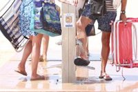 Cádiz mantiene "de momento" la decisión de no tener duchas ni lavapiés este verano en sus playas