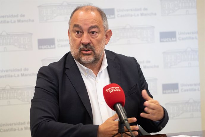 El rector de la Universidad de Castilla-La Mancha, Julián Garde, en entrevista con Europa Press