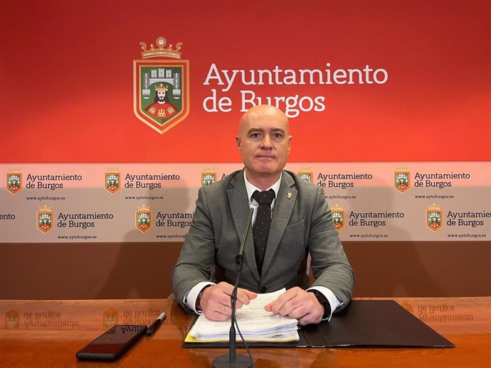 El concejal de Hacienda de Burgos anuncia una modificación presupuestaria.