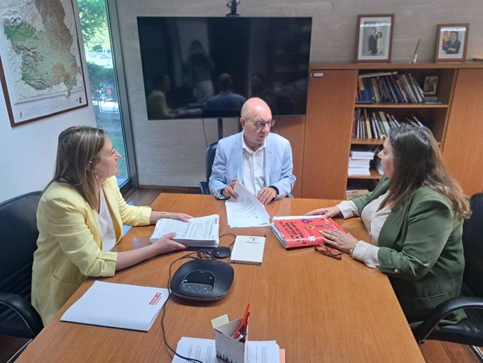 CCOO entrega al director general de Recursos Humanos de la Consejería de Educación, José Manuel Almeida, un escrito respaldado por las firmas de más de 7.000 docentes de la región.