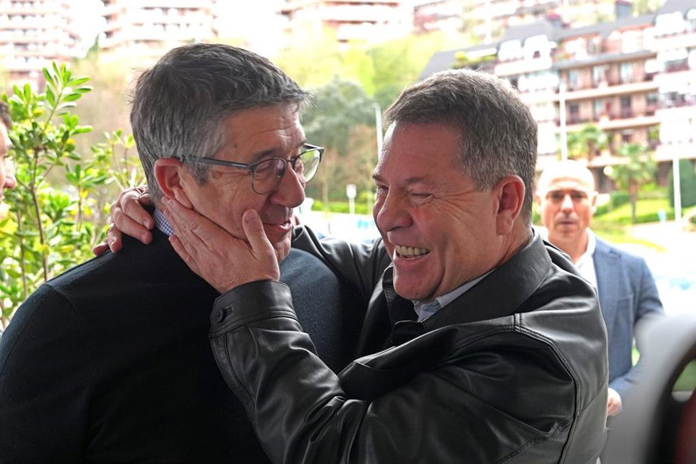 El portavoz del PSOE en el Congreso, Patxi López (i), y el presidente de Castilla-La Mancha, Emiliano García-Page (d), a su llegada a un acto del PSE-EE, en el Hotel Costa Vasca, a 22 de marzo de 2024, en San Sebastián, Guipúzcoa, País Vasco (España).