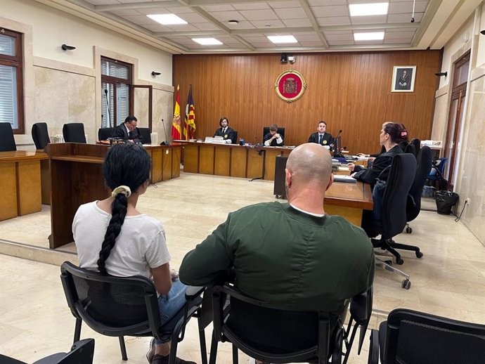 El padre y la hija acusados de un intento de homicidio a un familiar en Manacor, sentados para el juicio en la Audiencia.