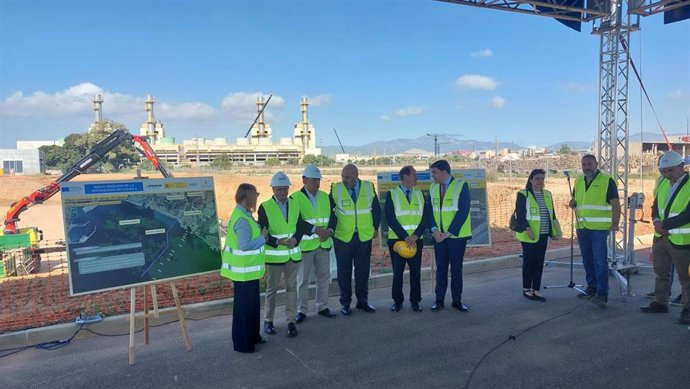 El secretario de Estado de Medio Ambiente, Hugo Morán, el delegado del Gobierno en Baleares, Alfonso Rodríguez, el acalde de Palma, Jaime Martínez, y el conseller del Mar y el Ciclo del Agua, Juan Manuel Lafuente, en las obras de la depuradora Palma II.