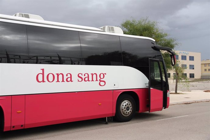 Archivo - El autobús del Banco de Sangre estacionado frente a la sede de Endesa en Sant Joan de Déu.