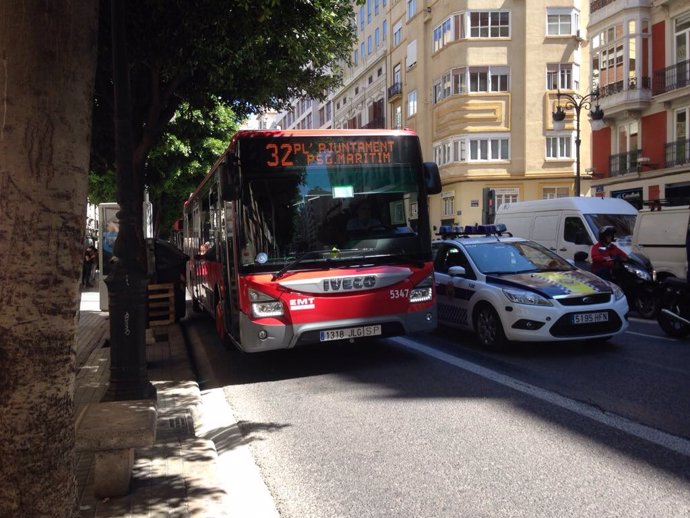 Archivo - Imagen de archivo de un autobús de la EMT València circulando por el carril bus en el centro de la ciudad. 
