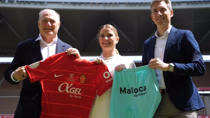 La presidenta del Govern, Marga Prohens, presenta en Sevilla la nueva equipación del RCD Mallorca, acompañada del propietario del club, Andy Kohlberg, y el CEO de negocio, Alfonso Díaz.