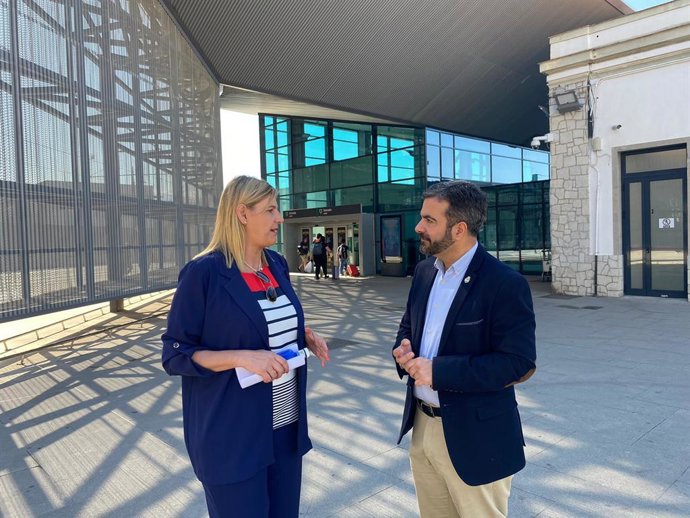 Los senadores granadinos del PP Joaquín Camacho e Inmaculada Hernández.