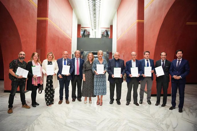 La consejera de Desarrollo Educativo y Formación Profesional de la Junta de Andalucía, Patricia del Pozo, en el centro de la imagen tras la firma del acuerdo para asumir la gestión y costes sociales de las prácticas de alumnos de FP de la concertada.