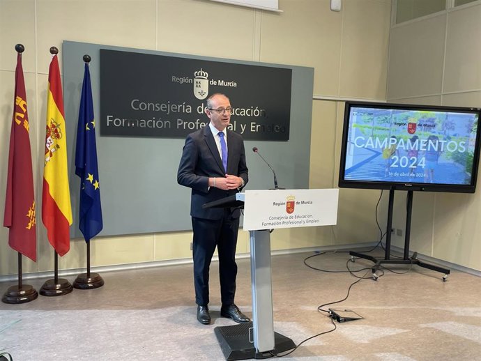 El consejero de Educación, Formación Profesional y Empleo, Víctor Marín, informa de la convocatoria de campamentos de verano gratuitos de inglés y STEAM para alumnos de Primaria y Secundaria