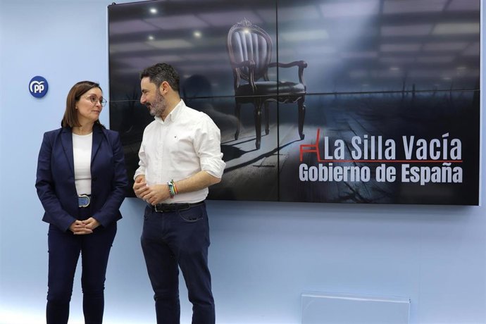 El secretario general del PP de Málaga, José Ramón Carmona, y la diputada nacional María del Mar Vázquez presentan la campaña 'La silla vacía'.