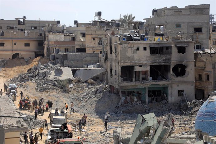 Palestinos entre edificios destruidos por los ataques del Ejército de Israel contra la ciudad de Jan Yunis, en el sur de la Franja de Gaza (archivo)