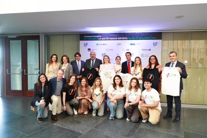 La presidenta del Govern, Marha Prohens, junto a los consellers Antoni Vera y Manuela García, el presidente del Consell de Mallorca, Llorenç Galmés, y el alcalde de Palma, Jaime Martínez, en la firma de la Alianza del Movimiento sin Tabaco.