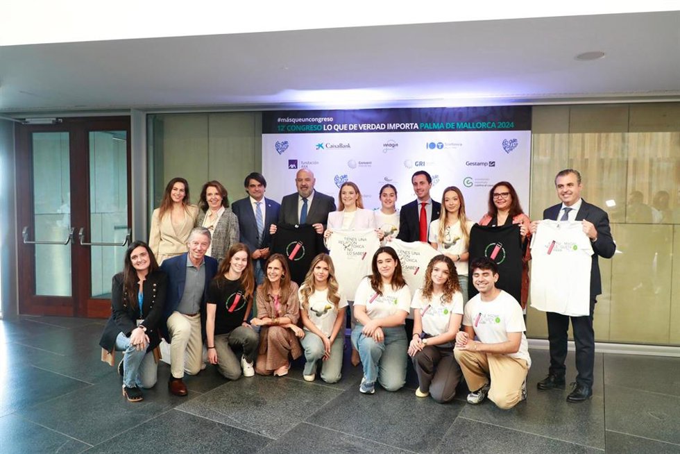 La presidenta del Govern, Marha Prohens, junto a los consellers Antoni Vera y Manuela García, el presidente del Consell de Mallorca, Lloren Galmés, y el alcalde de Palma, Jaime Martínez, en la firma de la Alianza del Movimiento sin Tabaco.