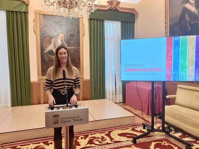 La vicealcaldesa de Gijón y concejala de Economía, Empleo, Turismo e Innovación, Ángela Pumariega, presenta, en el Consistorio gijonés, la nueva Estrategia Municipal de Innovación.