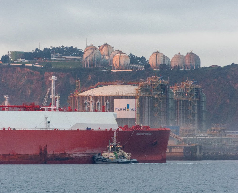 Operativa de carga de Gas Natural Licuado (GNL) en la planta regasificadora de El Musel