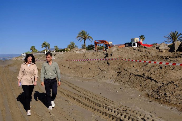 El concejal de Marbella, Diego López, en una playa de la zona de Hacienta de Las Chapas