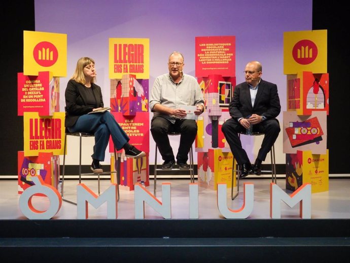 El presidente de Òmnium, Josep Antich, junto a la vicepresidenta del Gremi de Llibreters, Mertxe París, y el presidente del Clúster de Logística de Catalunya, Ignasi Sayol