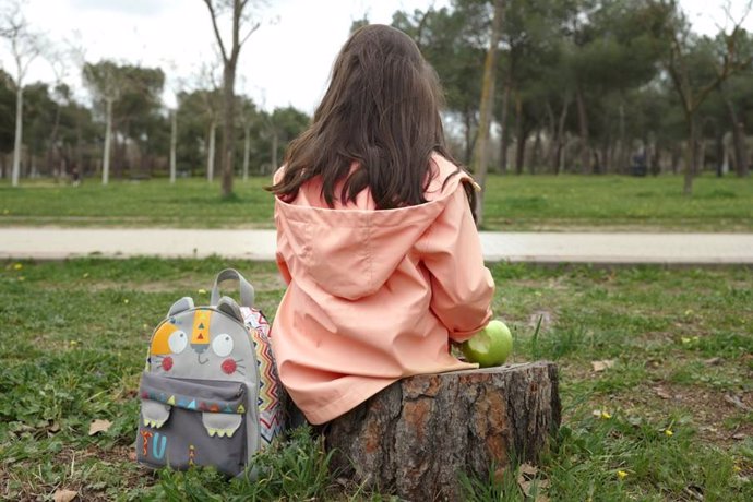 Archivo - Una niña con una manzana
