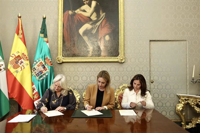 Almudena Martínez, Mercedes Colombo, y la alcaldesa de El Gastor suscriben el acta de recepción para el centro de salud del municipio.