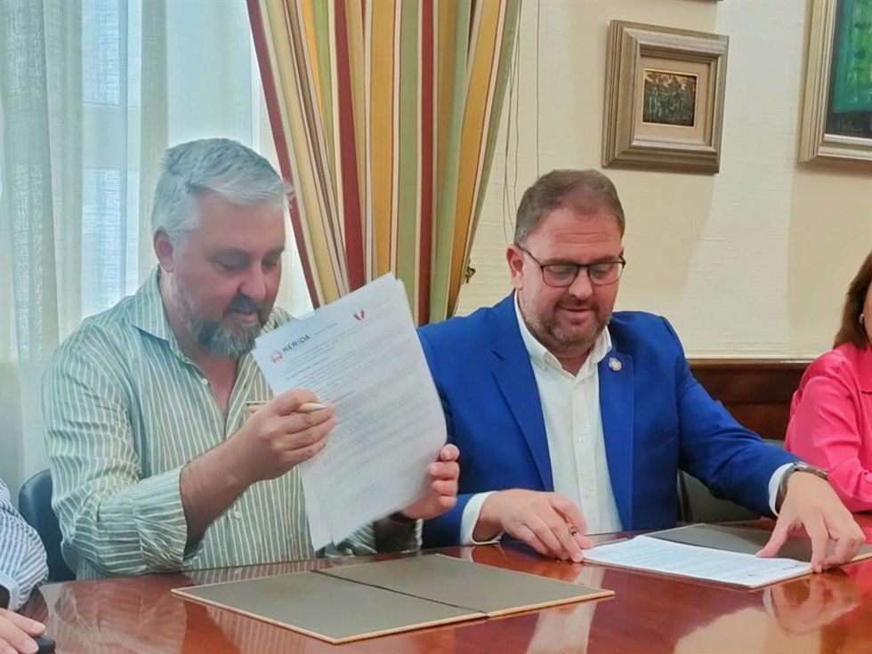 El presidente de la Plataforma del Voluntariado de Mérida, David Tobaja, y el alcalde, Antonio Rodríguez Osuna, durante la firma del convenio.