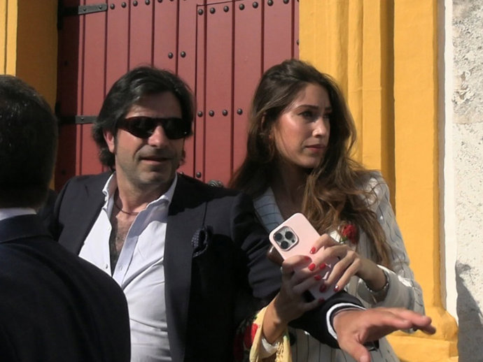 Javier Conde y su hija Estrella llegando a La Maestranza