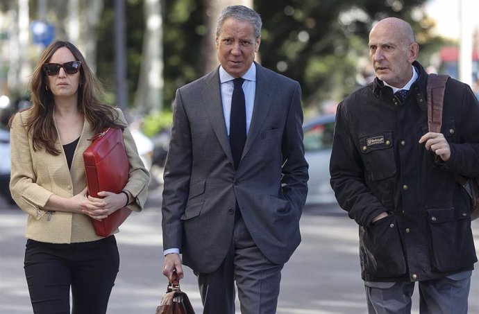 El expresidente de la Generalitat y exministro, Eduardo Zaplana (c), llega a declarar en la causa conocida como caso Erial