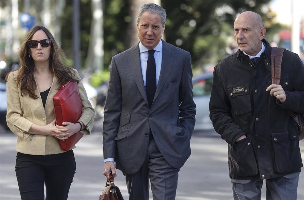 El expresidente de la Generalitat y exministro, Eduardo Zaplana (c), llega a declarar en la causa conocida como caso Erial