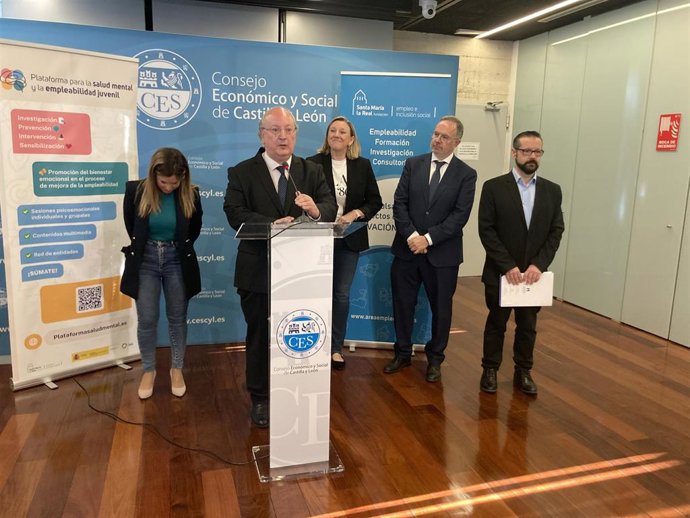 Estela López (i), Enrique Cabero, Isabel Blanco, Ignacio Fernández y Álvaro Retortillo, durante la presentación del informe.