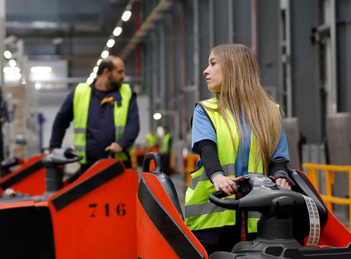 Trabajador y trabajadora de Mercadona en un bloque logístico