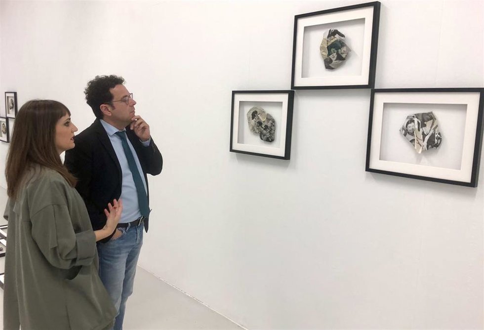 Visita del director general del Instituto de las Industrias Culturales y las Artes, Manuel Cebrián, al montaje de la exposición Poética de la ruina de Miriam Martínez Abellán