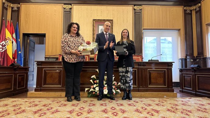La Concejala De Bienestar Social, Vera López, Y El Alcalde De León, José Antonio Diez, En La Entrega Del Galardón A Beatriz García.