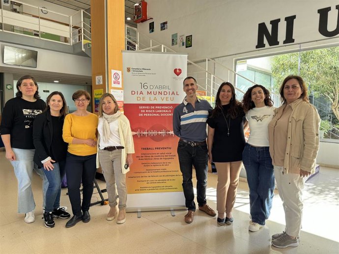 El director del Servicio de Prevención de Riesgos Laborales de la Dirección General de Personal Docente y Centros Concertados, Rafel Castell, y la logopeda, Esperana Mulet, en la celebración de la jornada por el Día Mundial de la Voz.