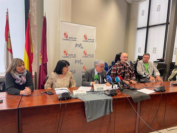 El delegado territorial de la Junta, junto a organizadores y representantes de los enfermos de ELA, durante la presentación de los actos para el 23 de abril en León y Ponferrada.